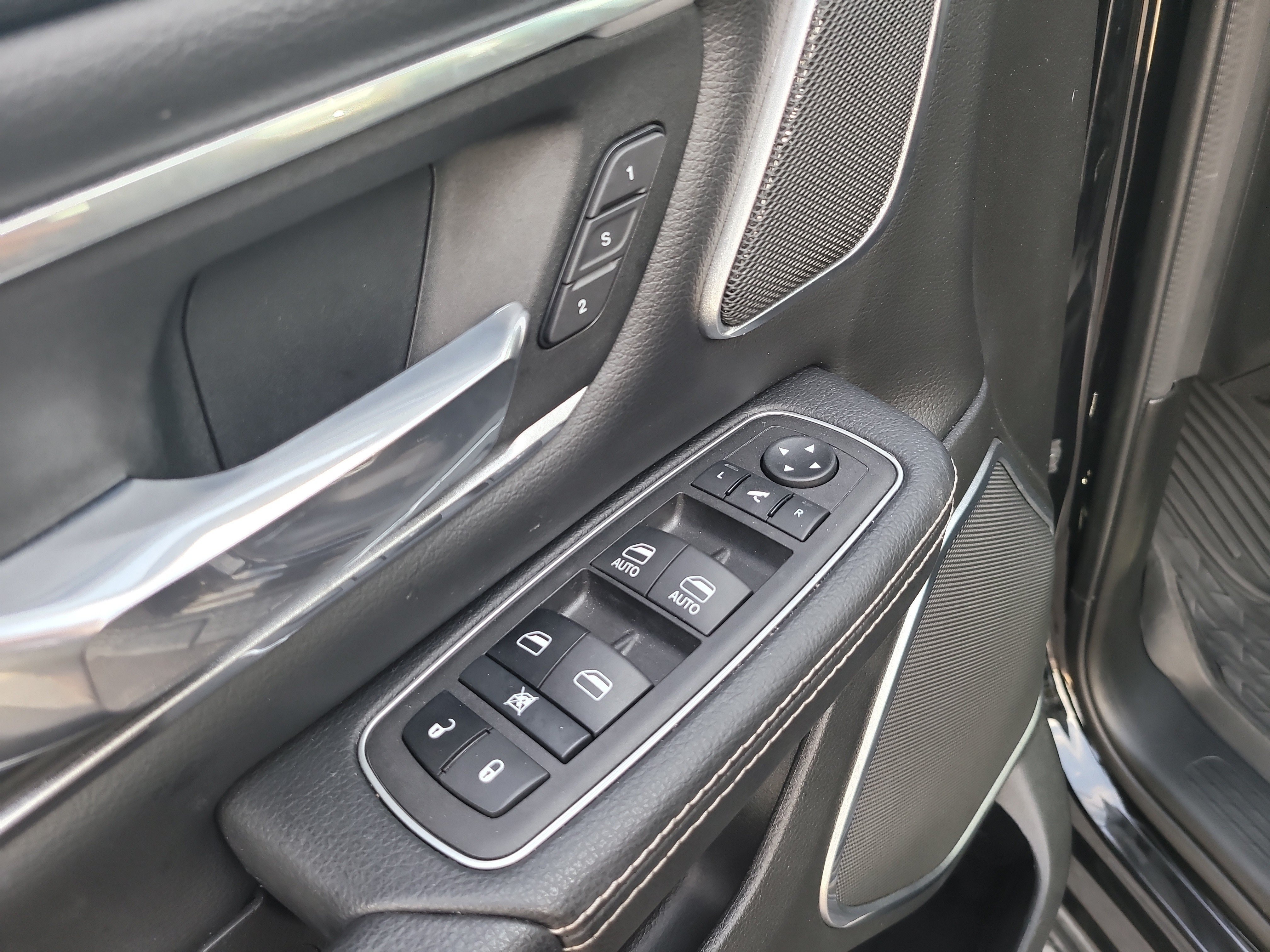 Used 2023 Diamond Black Crystal Pearlcoat Ram Laramie image 17
