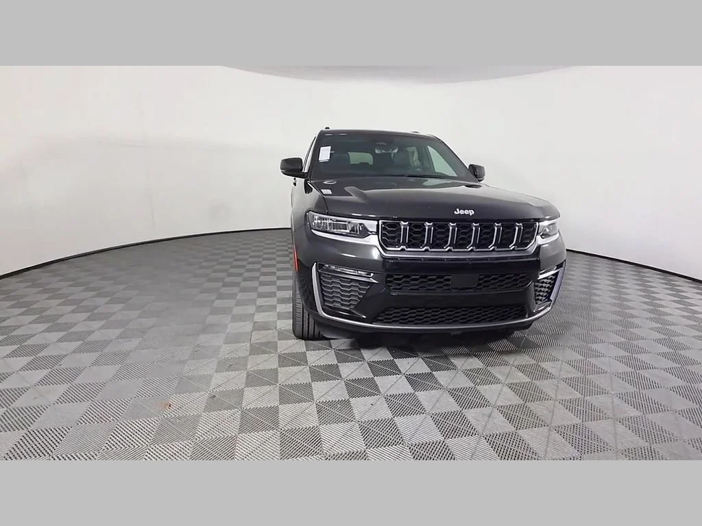 New 2026 Diamond Black Crystal Pearl-Coat Exterior Paint Jeep Limited image 38