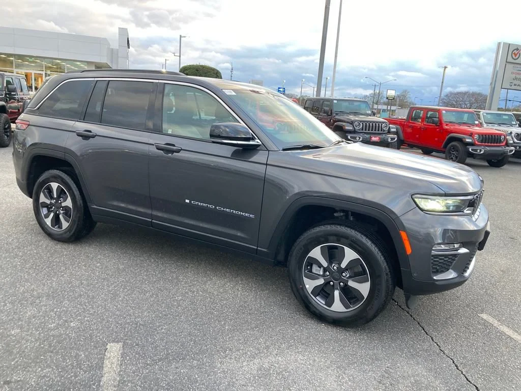 New 2024 Baltic Gray Metallic Clearcoat Jeep 4xe image 8