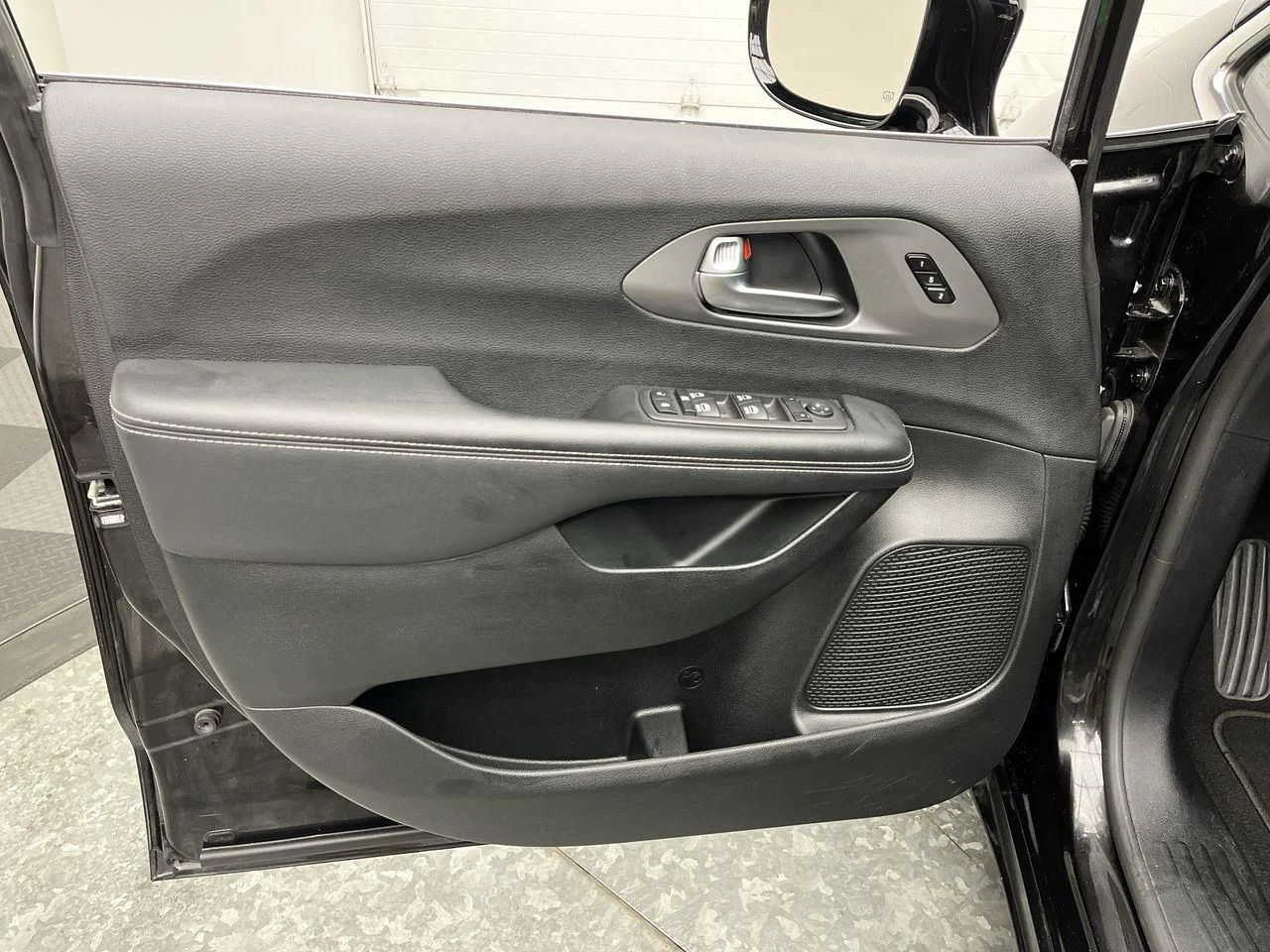 2025 Chrysler Pacifica Select - Photo 6