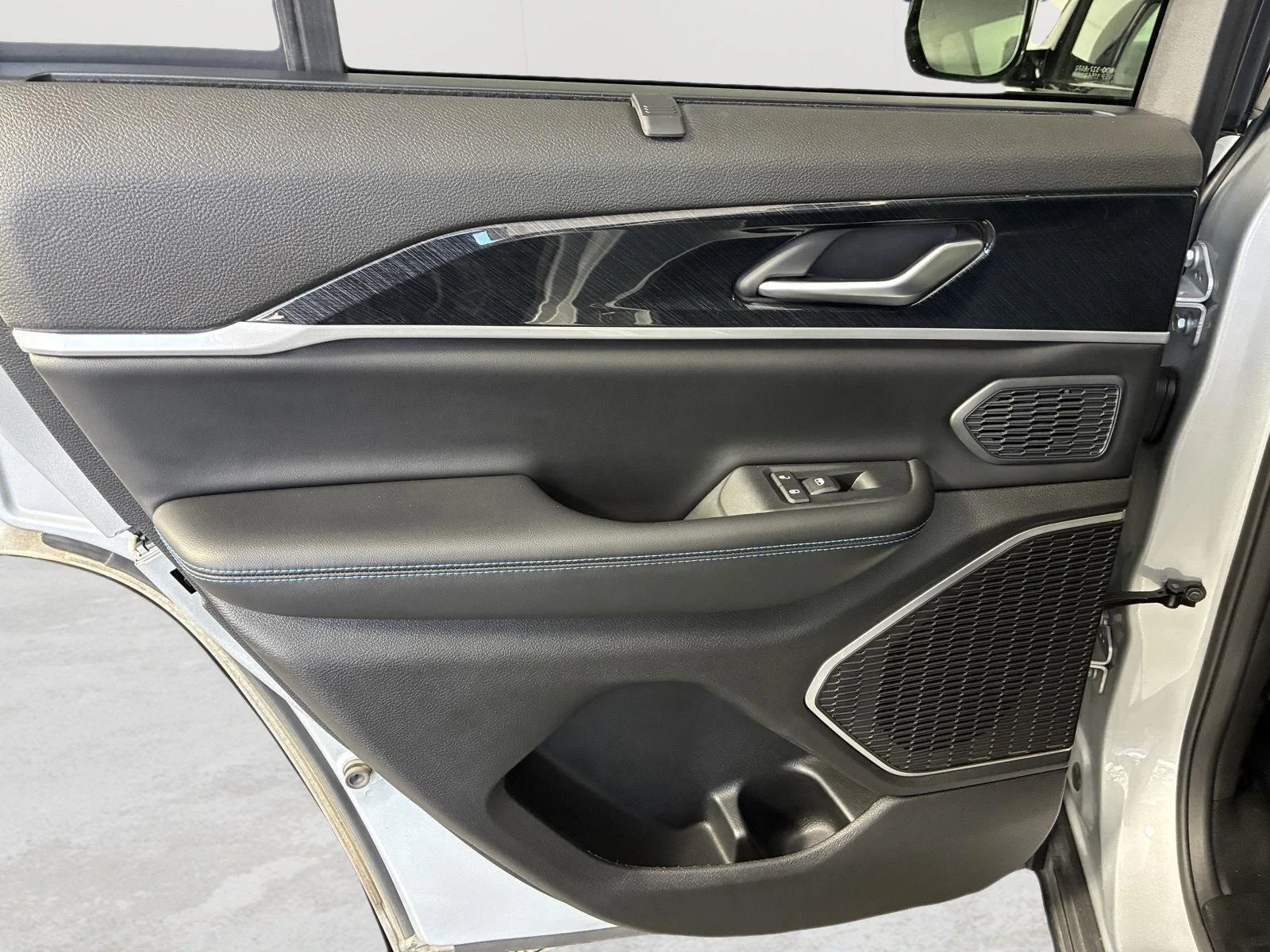 Used 2023 Silver Zynith Jeep Trailhawk image 24