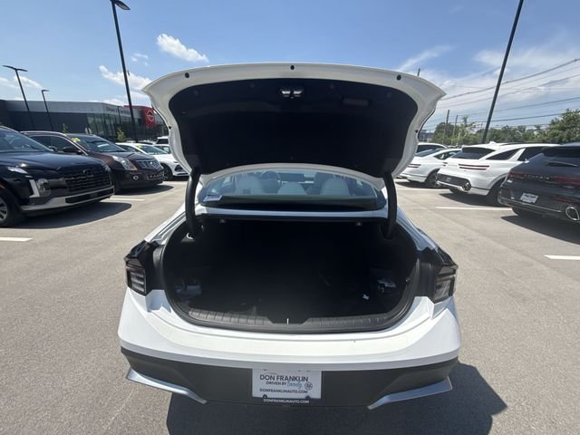 Used 2025 White Hyundai SE image 22