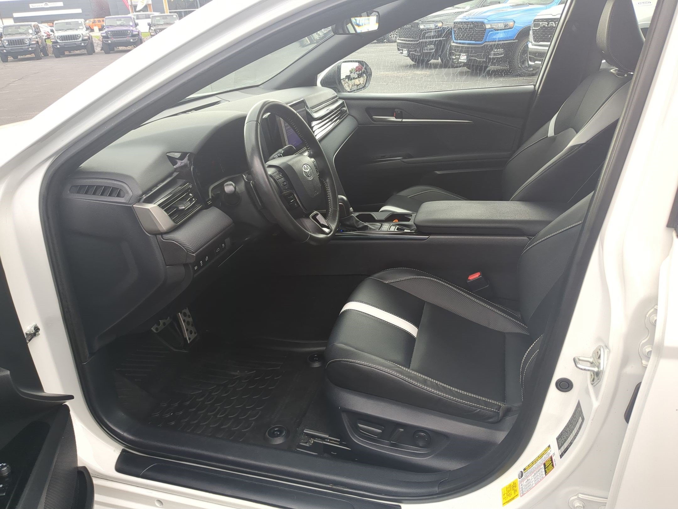 Used 2025 Ice Toyota LE image 17