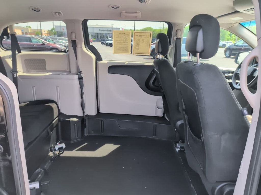 2016 Dodge Grand Caravan SXT - Photo 2