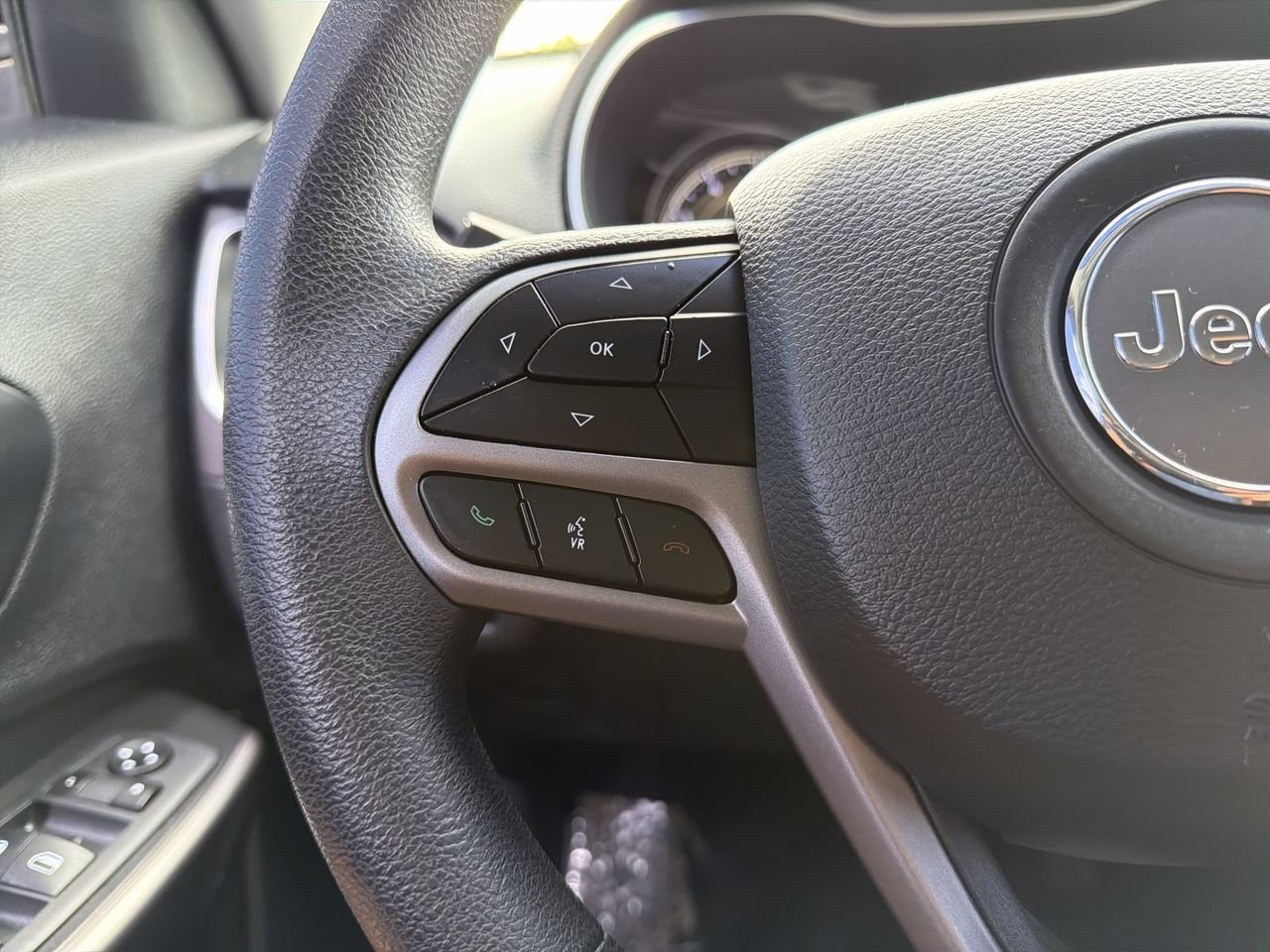 Used 2020 Diamond Black Crystal Pearlcoat Jeep Latitude image 25