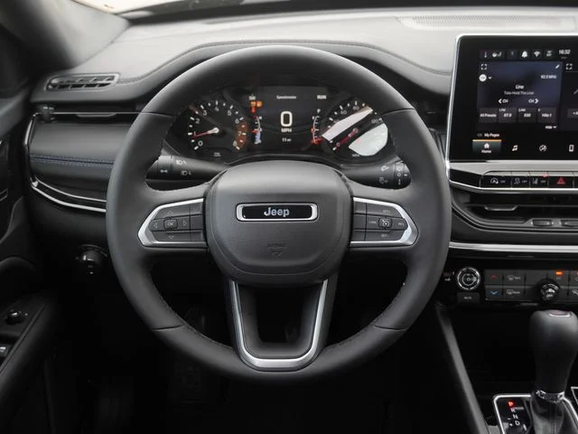 New 2026 Diamond Black Crystal Pearl-Coat Exterior Paint Jeep Latitude image 16