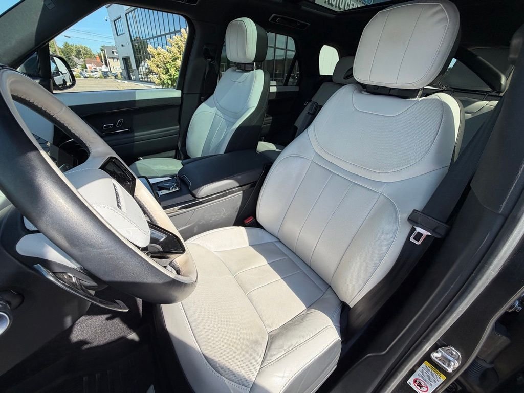 Used 2024 Gray Land Rover Dynamic SE image 10