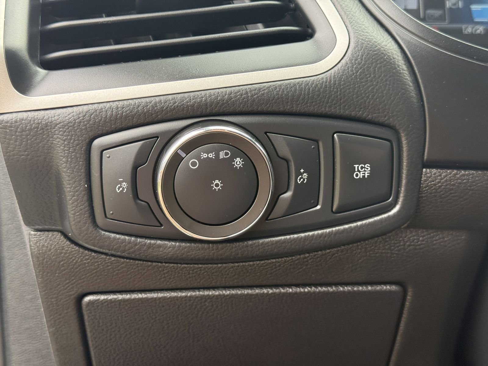 Used 2022 Oxford White Ford SEL image 28