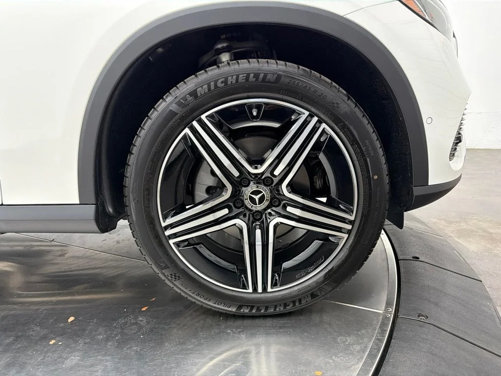 New 2027 White Mercedes-Benz GLC 300 image 9
