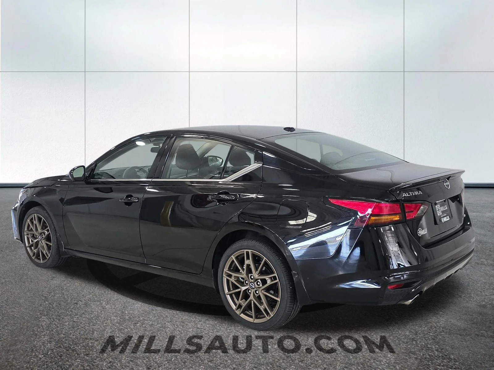 Used 2025 Black Nissan 2.5 SR image 4