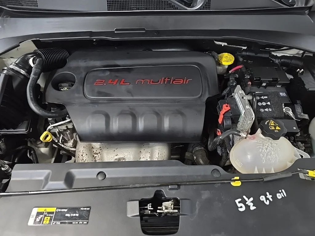 Used 2018 White Jeep Latitude image 12