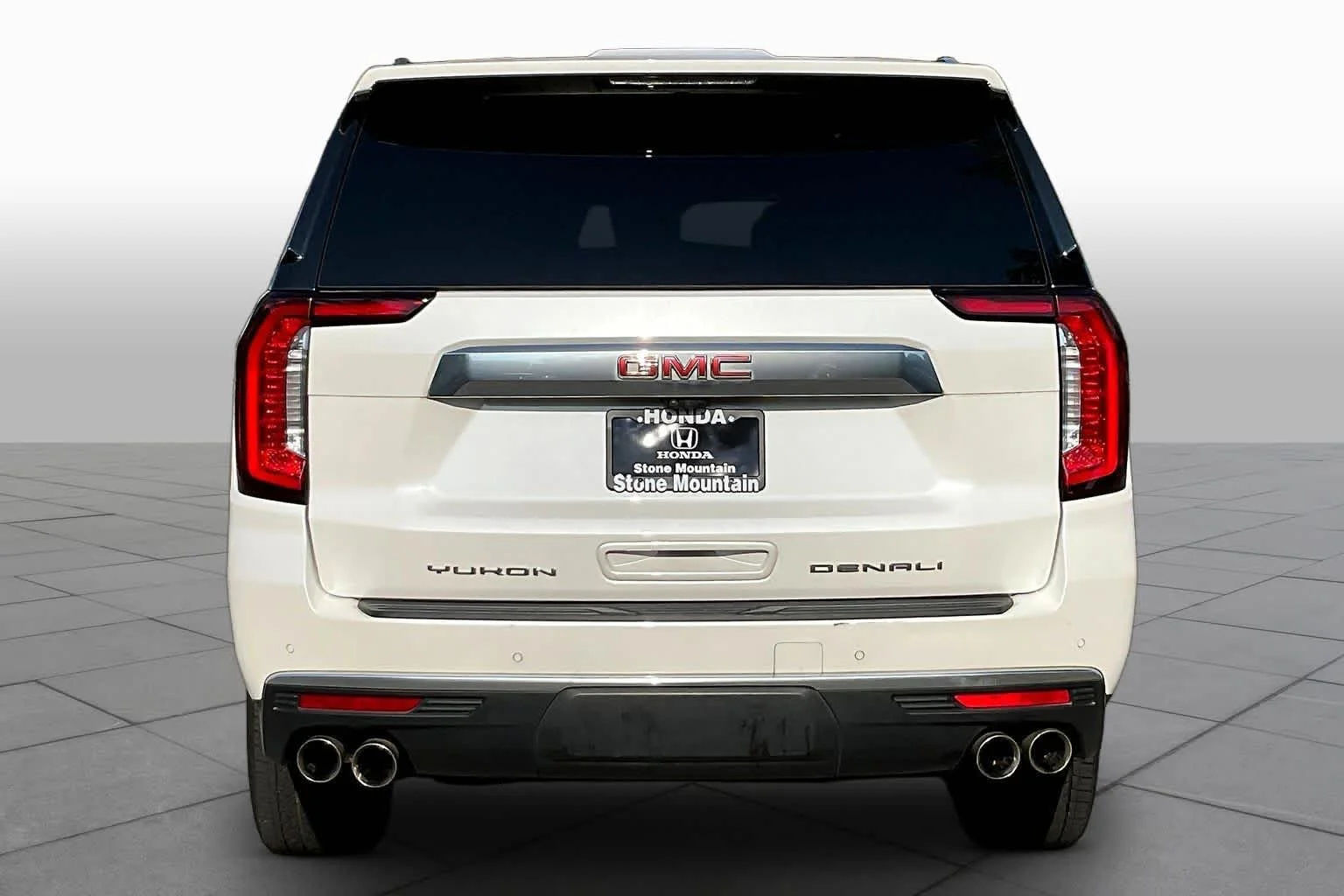 Used 2024 White Frost Tricoat GMC Denali image 5