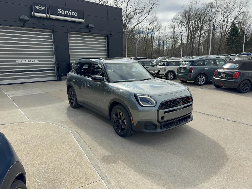 New 2026 Smokey Green Metallic MINI Signature Plus image 2