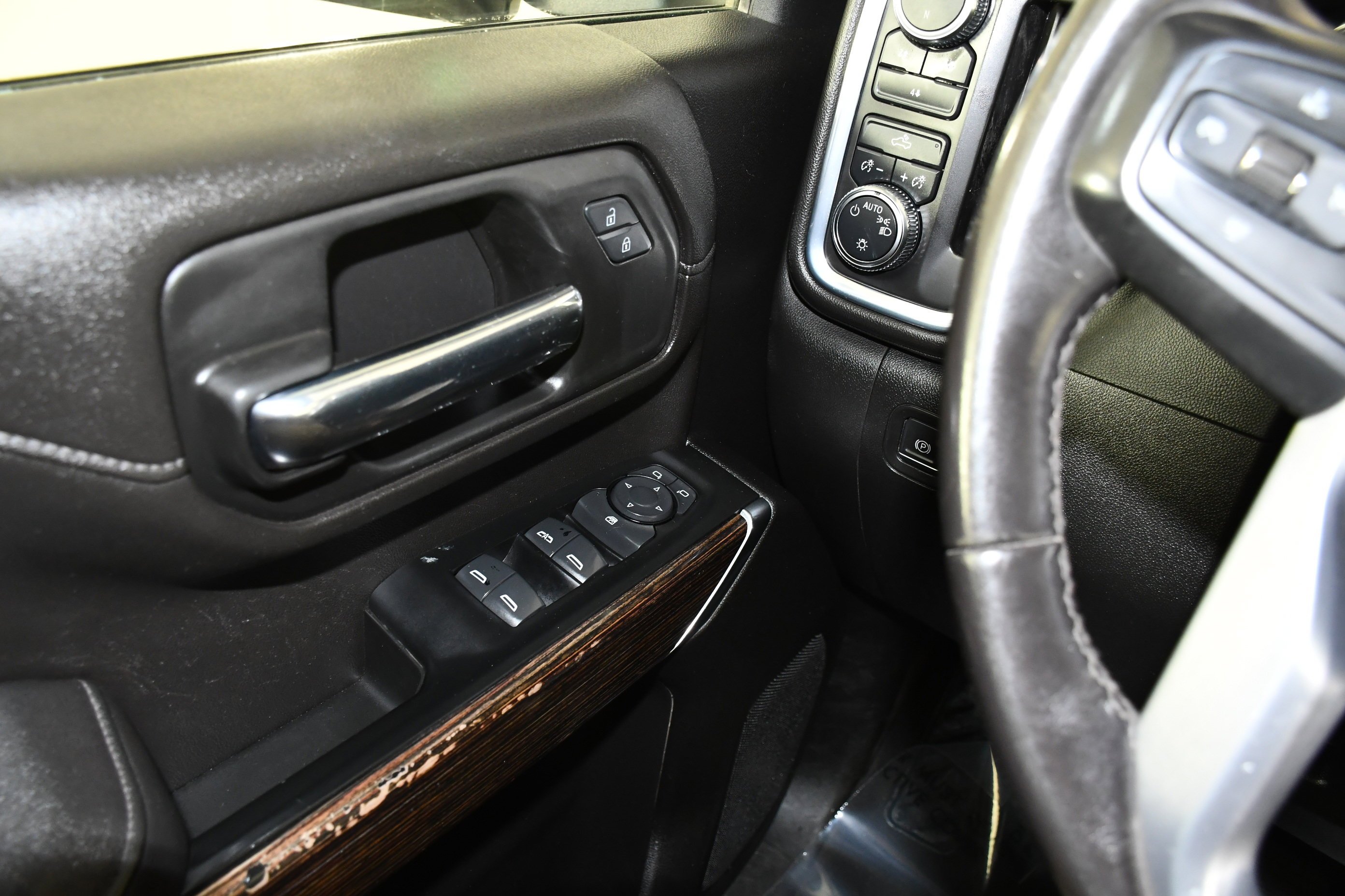 Used 2022 White GMC SLE image 36