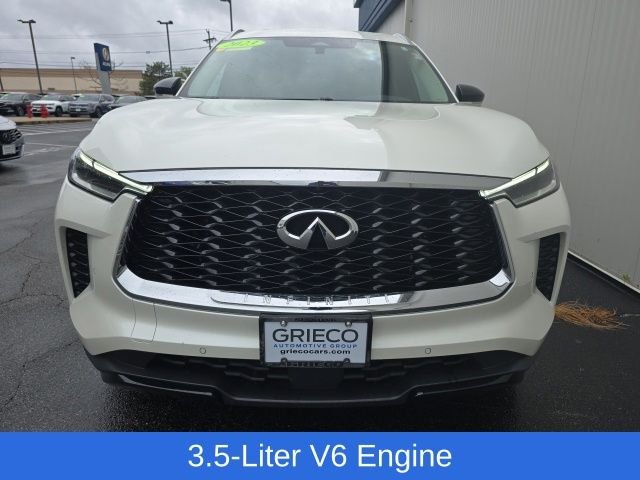 Used 2023 White INFINITI LUXE image 2