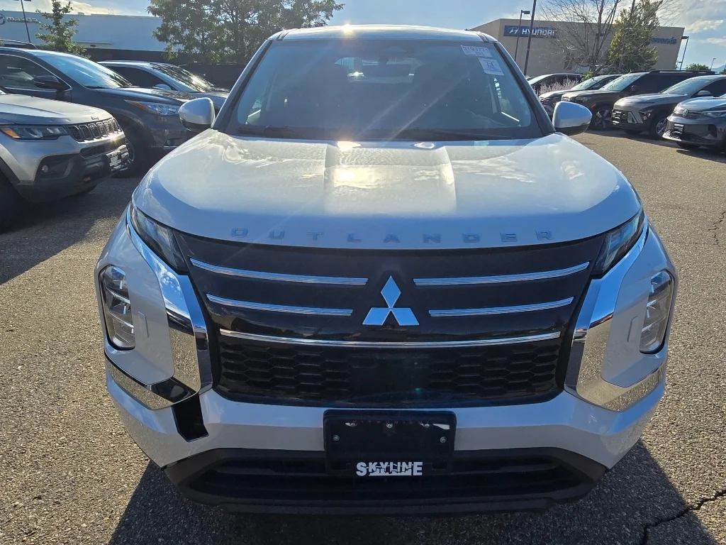 Used 2025 White Diamond Mitsubishi ES image 19