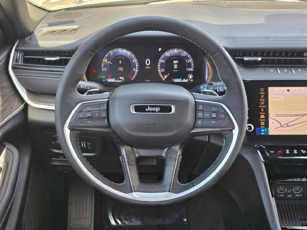 New 2027 Gray Jeep Laredo Altitude image 7