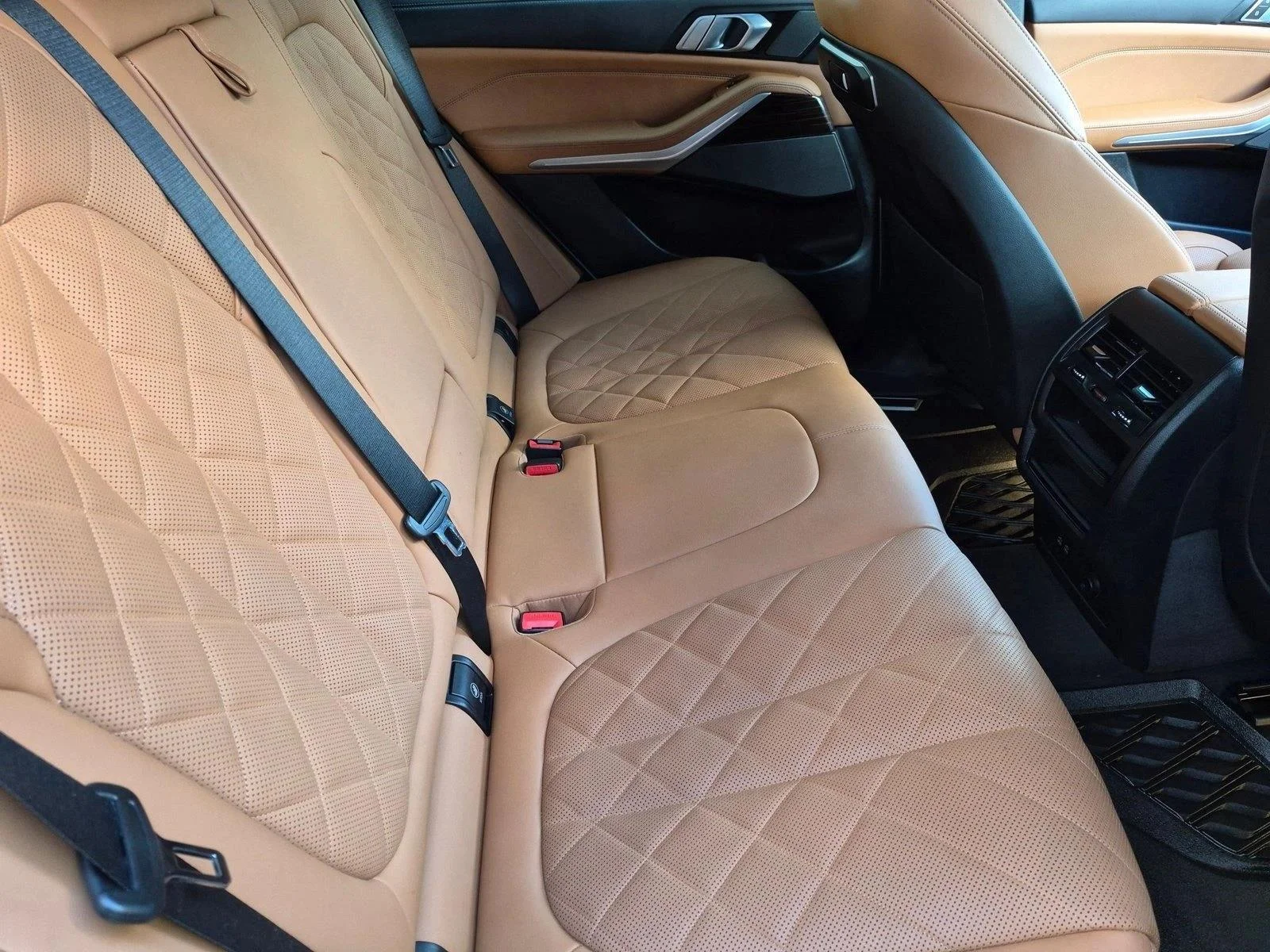 Used 2024 Alpine White BMW xDrive50e image 19