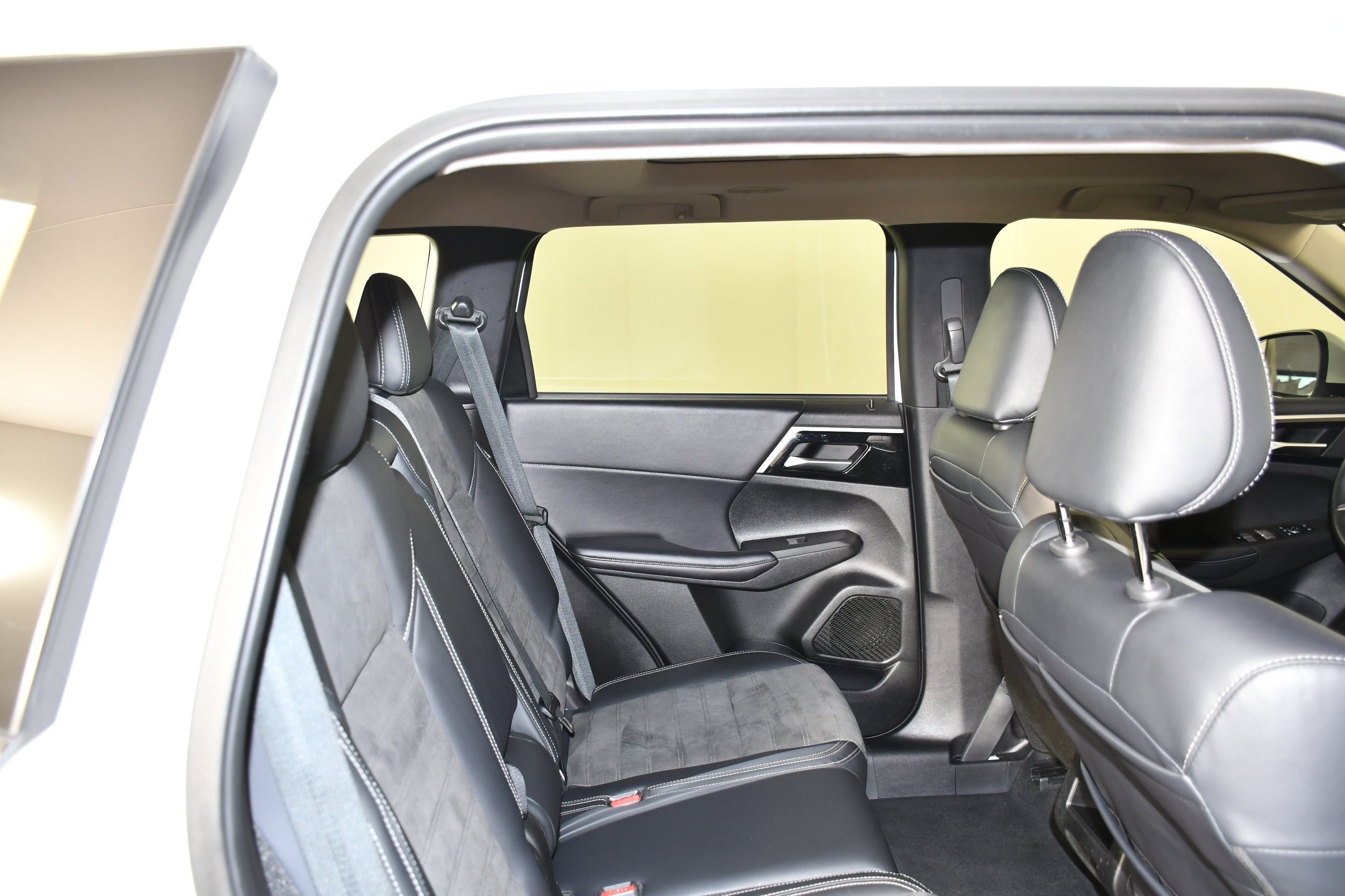Certified Used 2024 White Diamond Mitsubishi SE image 36