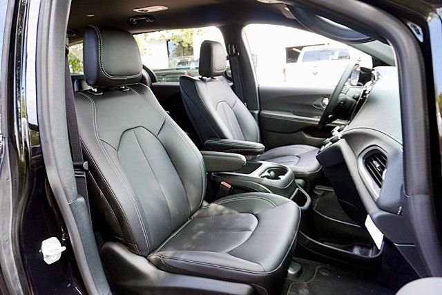 New 2026 Diamond Black Crystal Pearl-Coat Exterior Paint Chrysler Select image 14