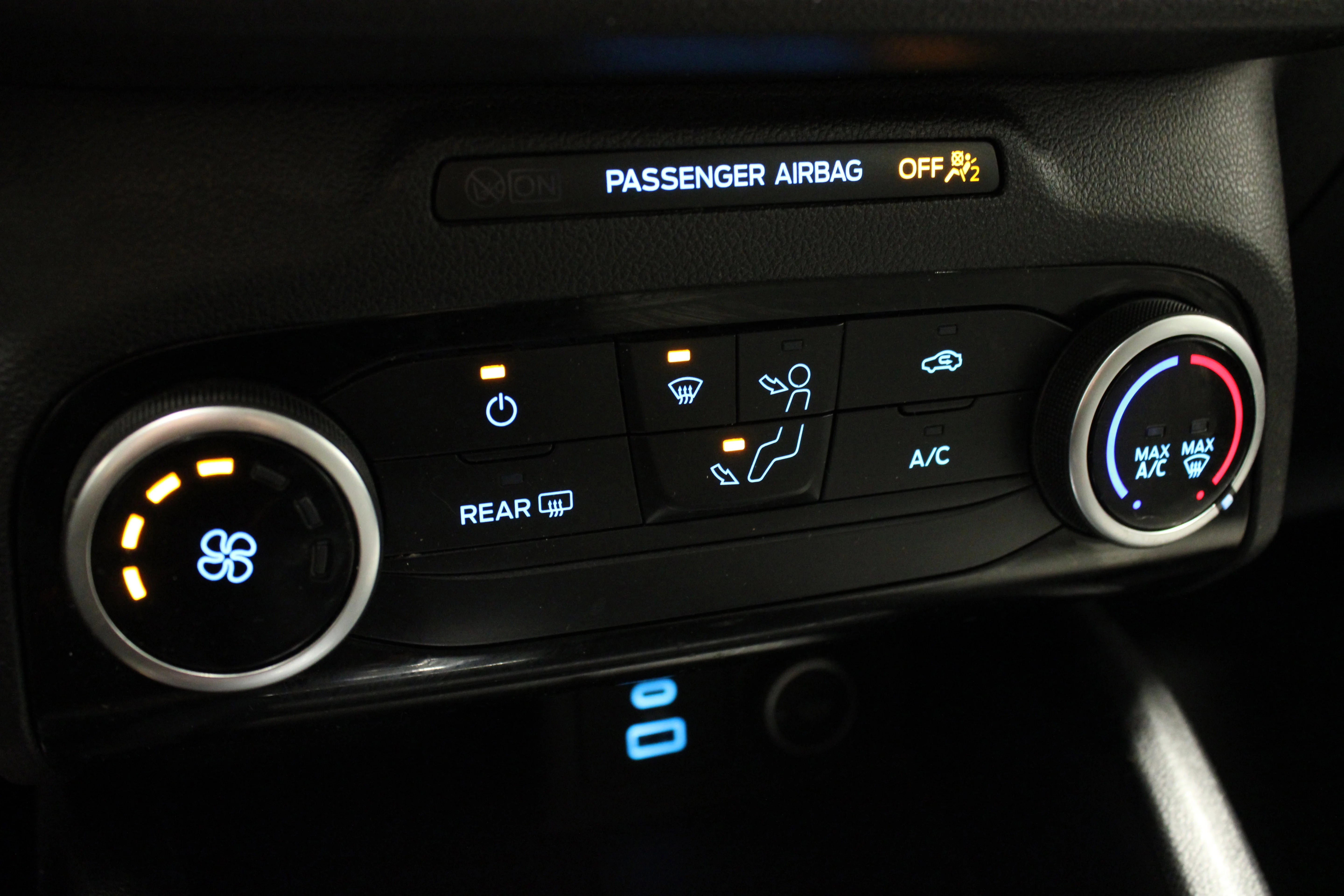 Used 2021 Agate Black Metallic Ford SE image 23