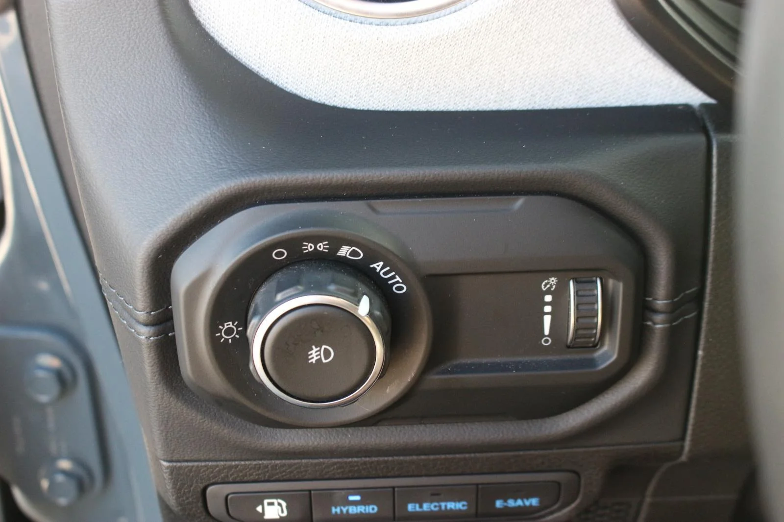 Used 2024 Grey Jeep Sahara image 28