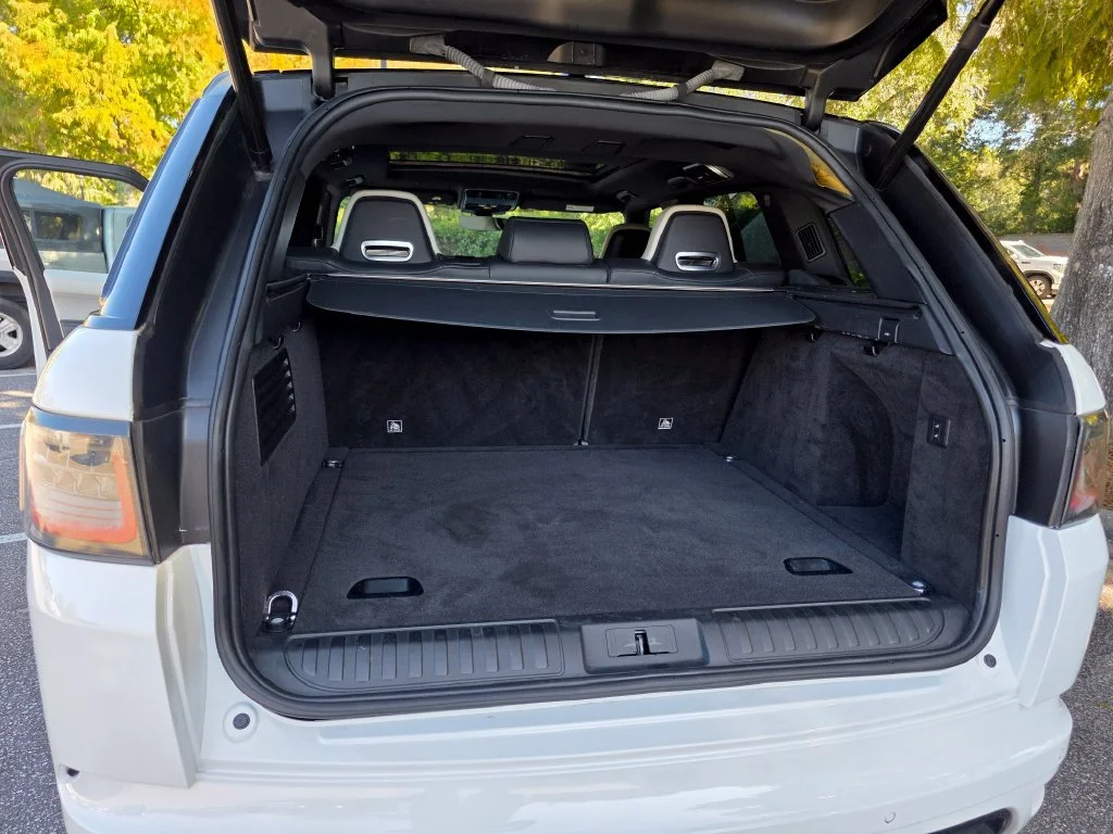 Used 2018 White Land Rover SVR image 36