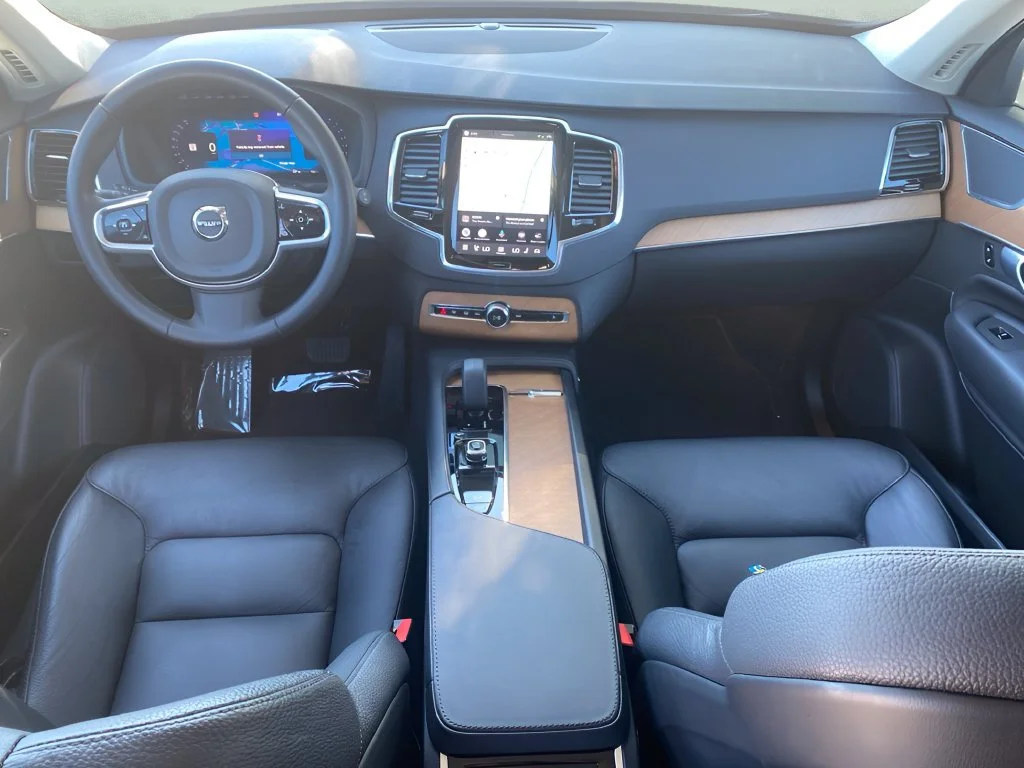 Used 2024  Volvo Plus Bright Theme image 17