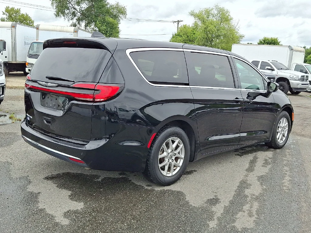 Used 2024 Diamond Black C Chrysler Touring L image 12
