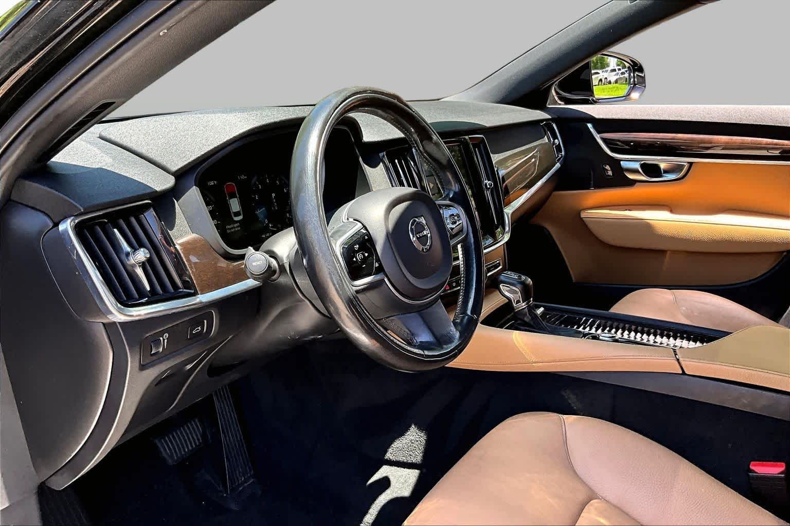 Used 2018 Onyx Black Metallic Volvo Momentum image 16