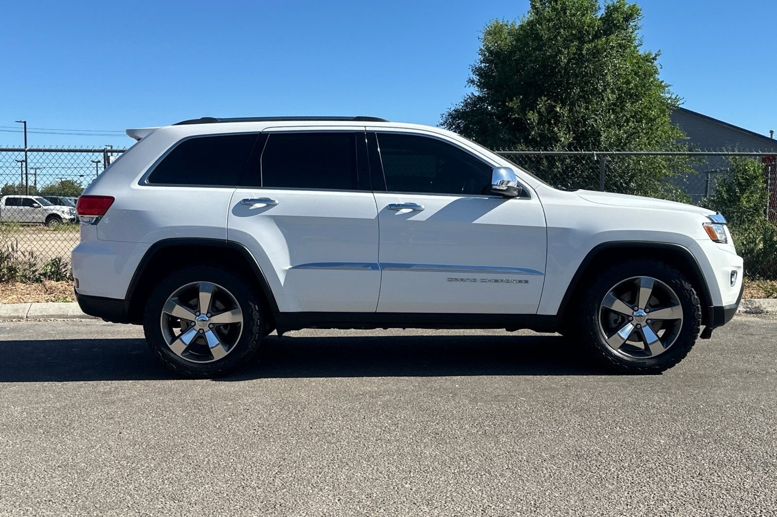 Used 2015 White Jeep Limited image 3