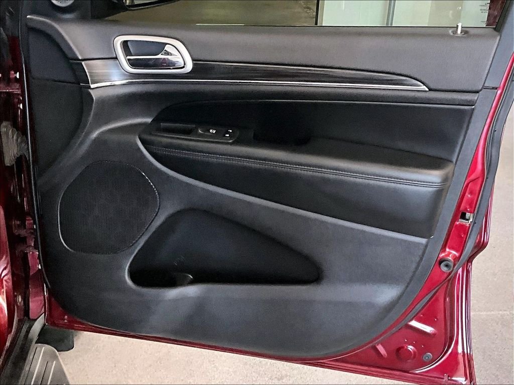 Used 2020 Velvet Red Pearlcoat Jeep Limited image 12