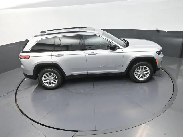 New 2026 Silver Zynith Exterior Paint Jeep Laredo X image 17