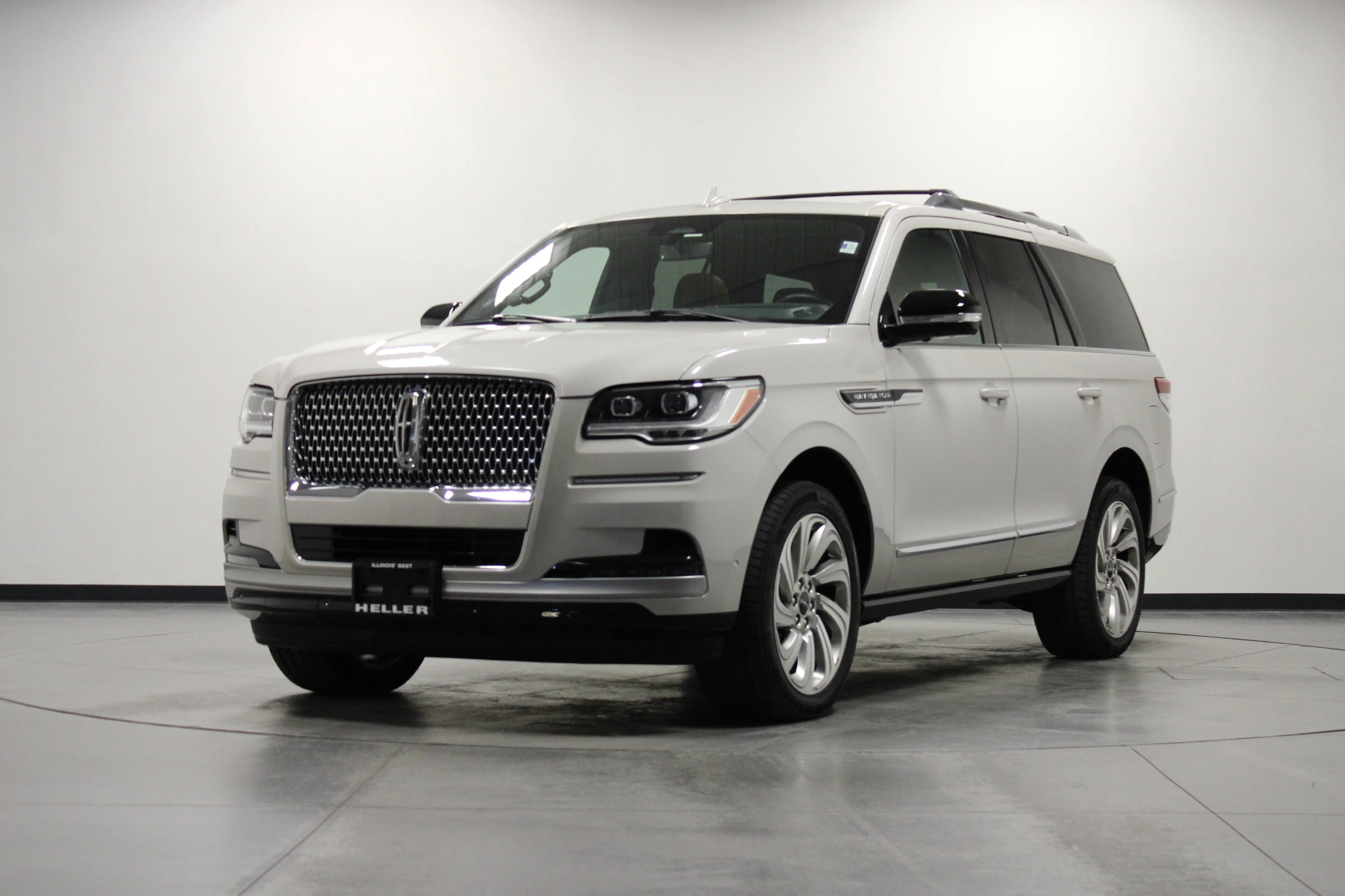 Used 2024 Ceramic Pearl Metallic Tri-Coat Lincoln Reserve image 8