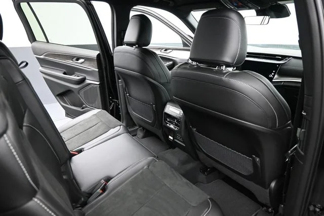 New 2026 Diamond Black Crystal Pearl-Coat Exterior Paint Jeep Altitude image 16