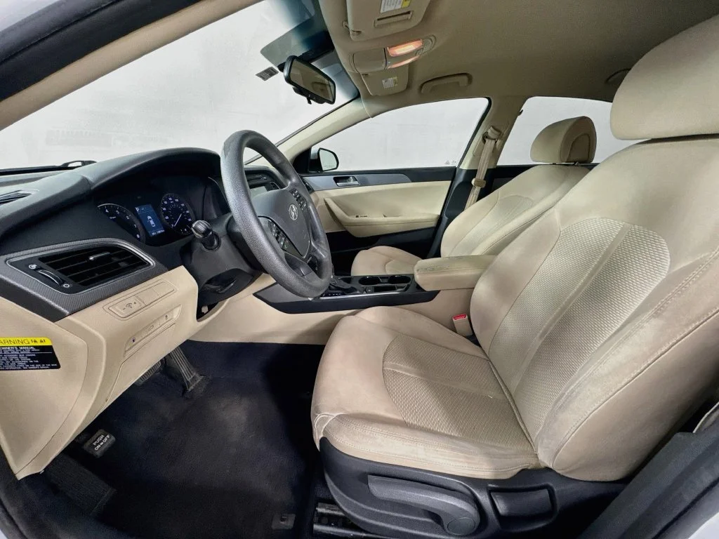Used 2017 Quartz White Pearl Hyundai SE image 23