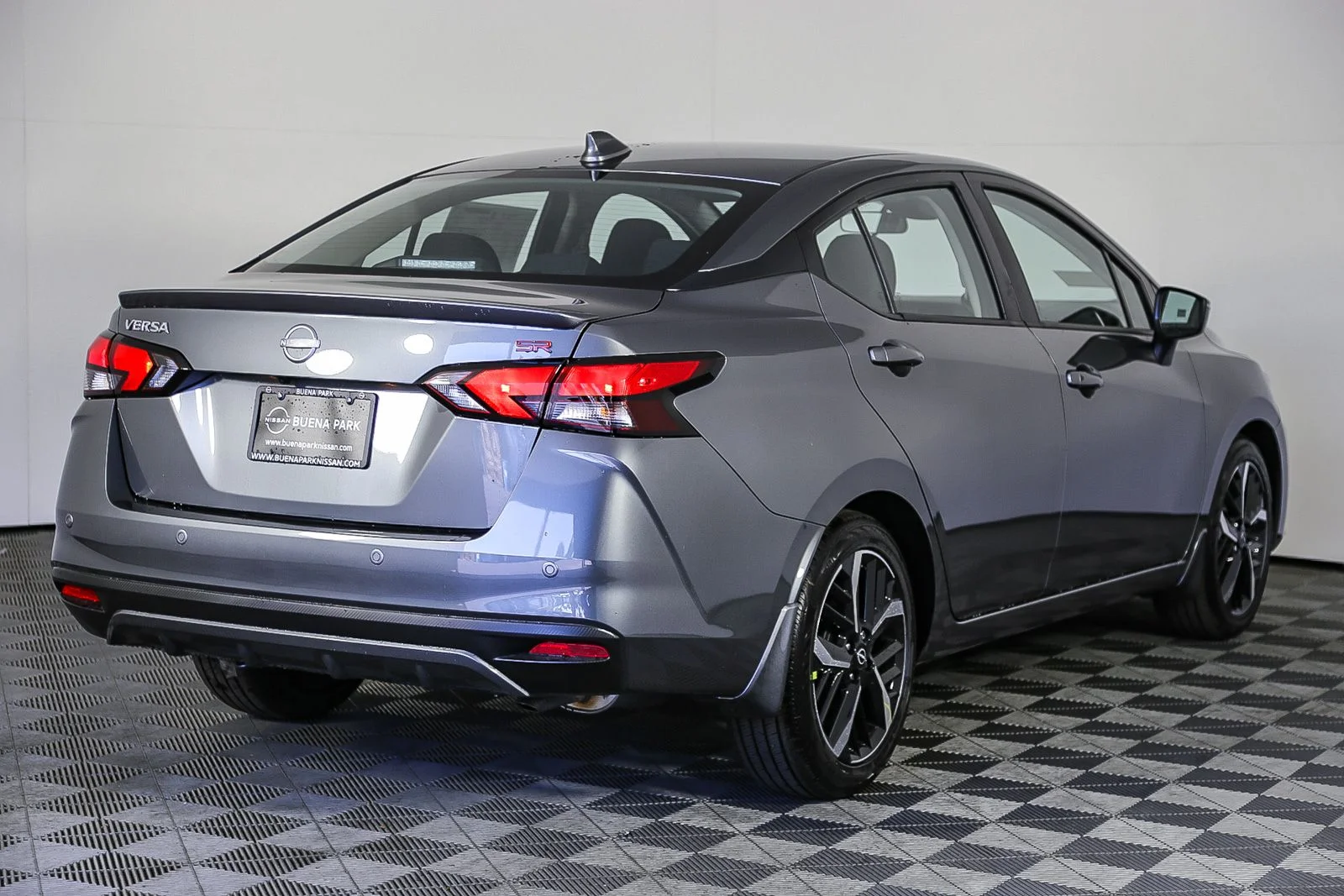 2025 Nissan Versa Sedan SR - Photo 9