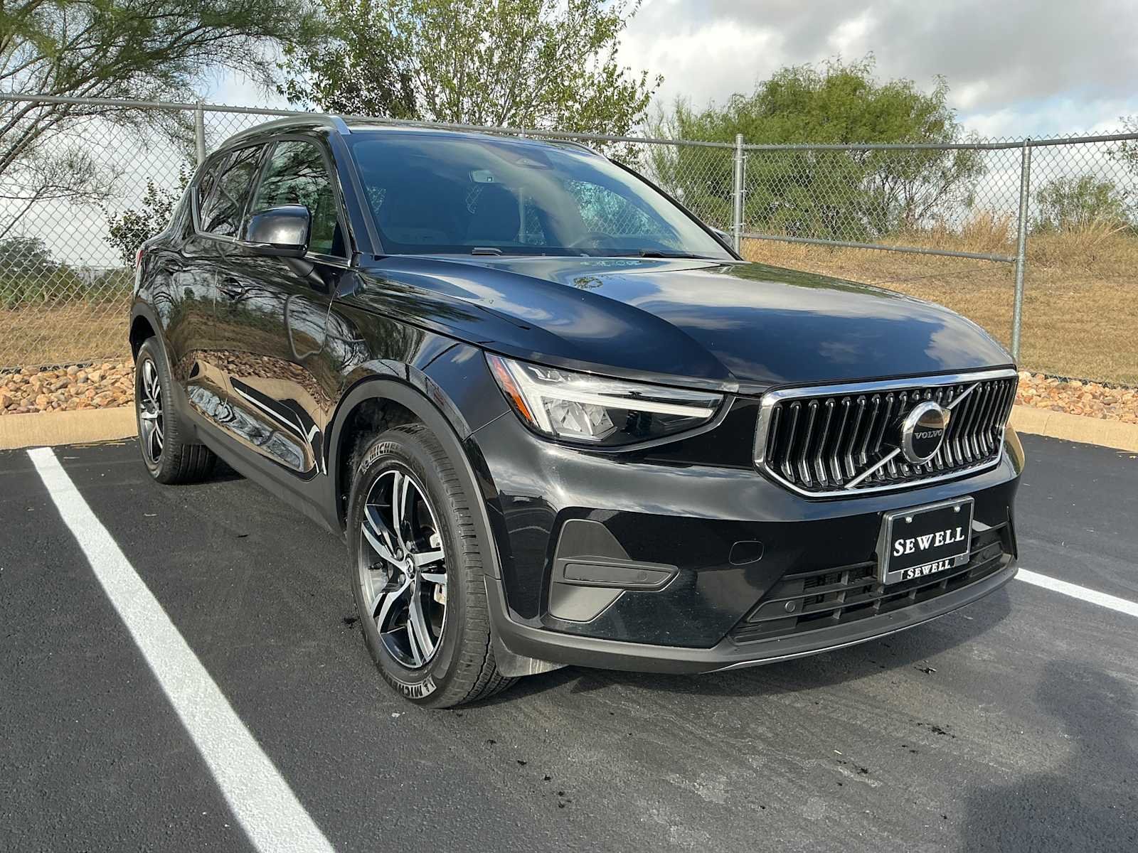 Used 2025 Onyx Black Metallic Volvo Core Bright Theme image 3