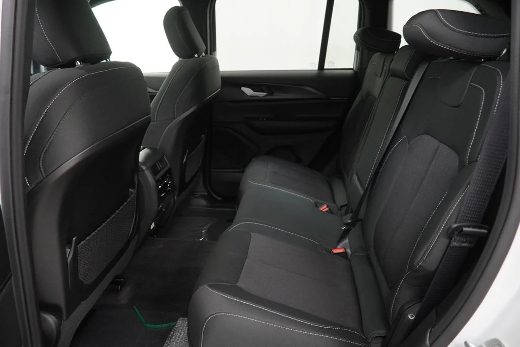 New 2026 Bright White Clear-Coat Exterior Paint Jeep Laredo X image 17