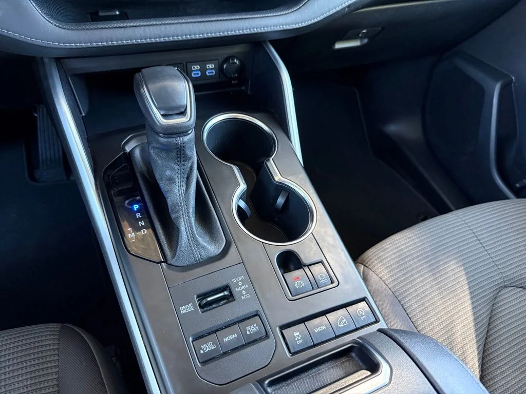2022 Toyota Highlander LE - Photo 23