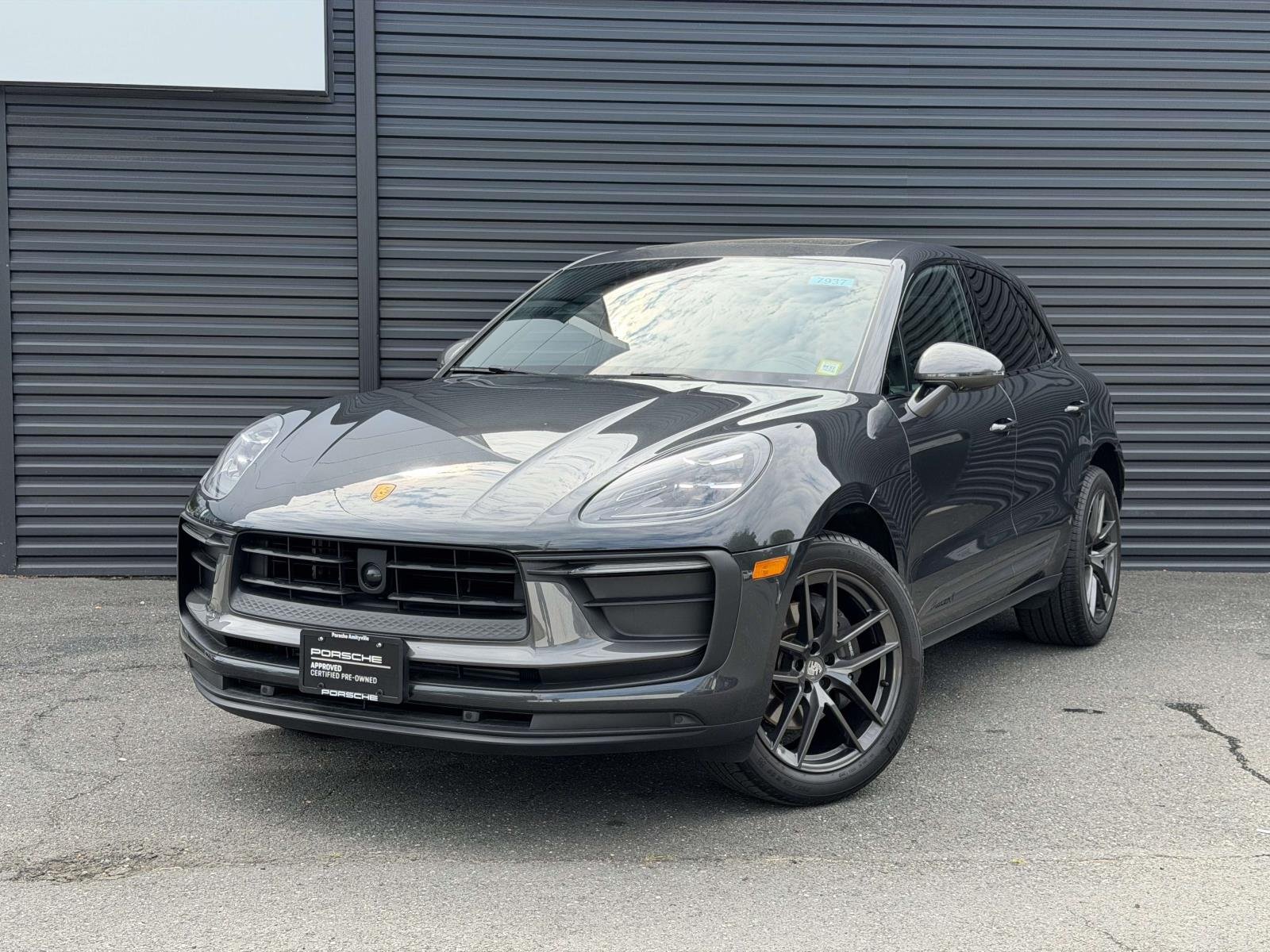 2023 Porsche Macan T's photo
