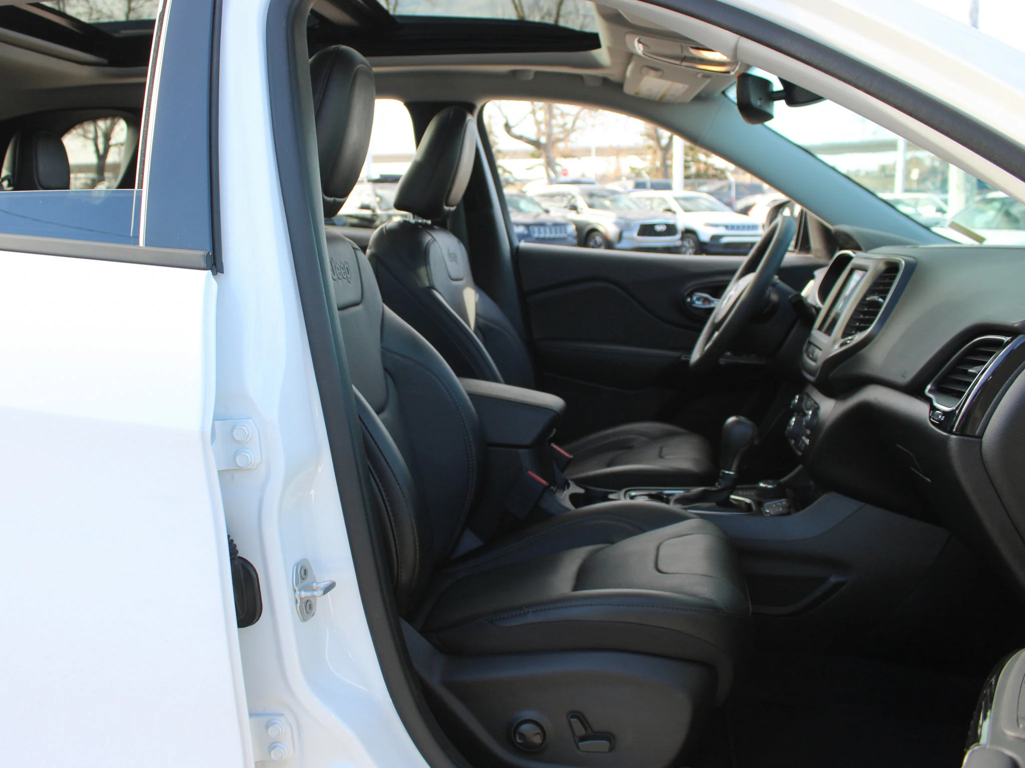 Certified Used 2023 White Jeep Altitude * 2.4L MultiAir | Heated/Vented Seats | Panoramic Sunroof | Apple CarPlay | Adaptive Cruise image 21