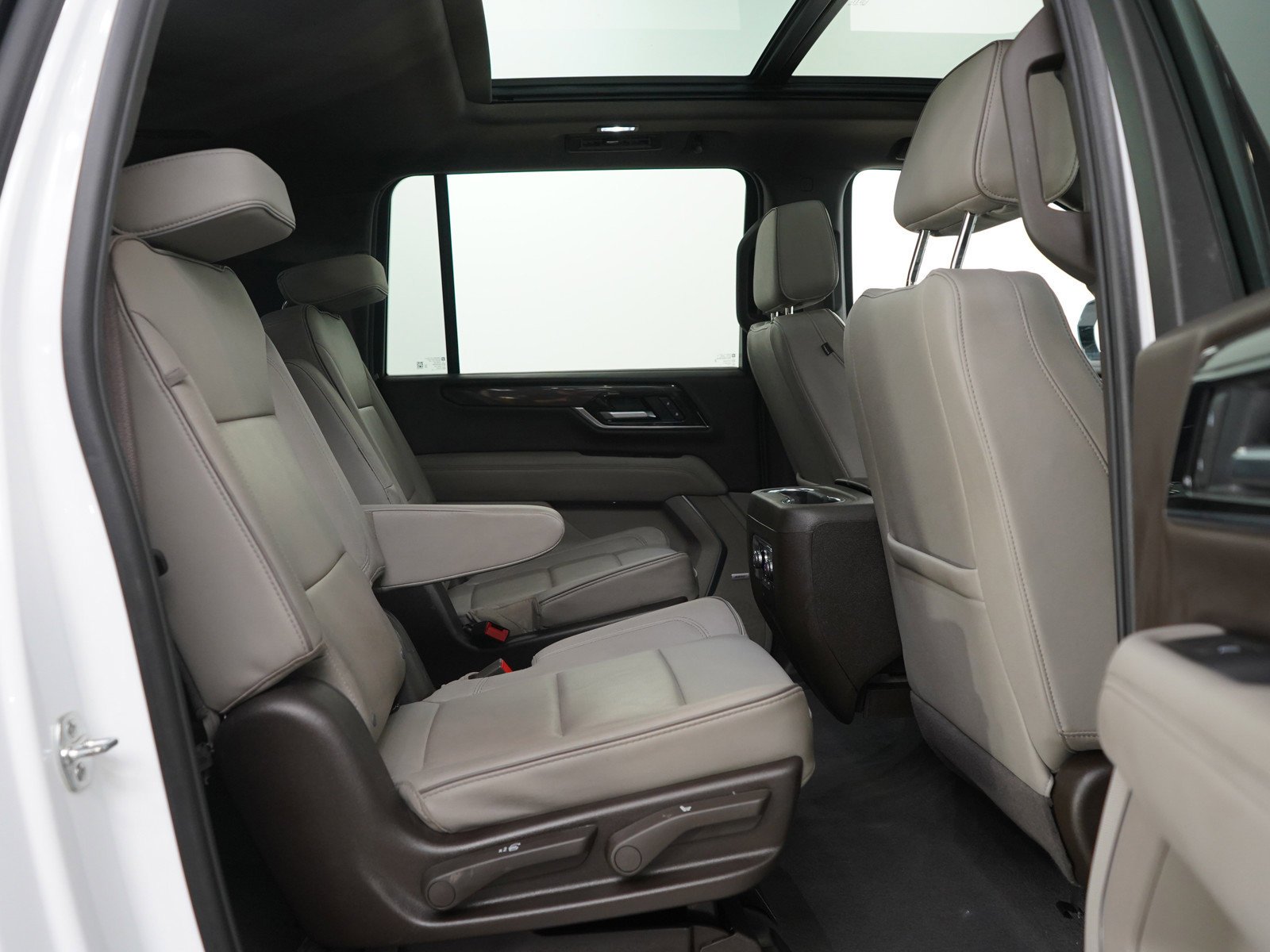 Used 2025 Summit White GMC Elevation image 12