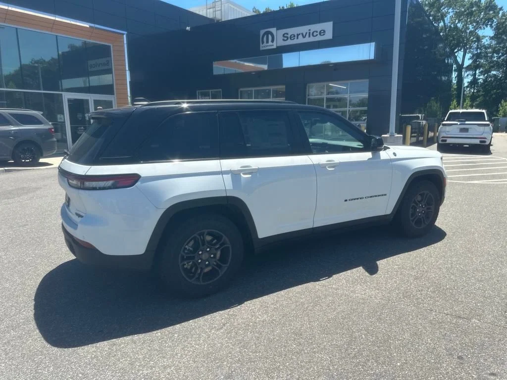 New 2024 Bright White Clear-Coat Exterior Paint Jeep Trailhawk 4xe image 13