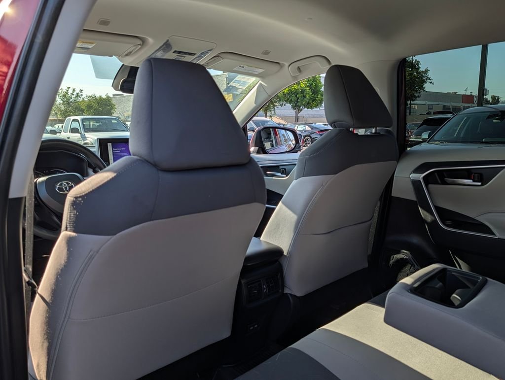 2024 Toyota RAV4 XLE - Photo 13