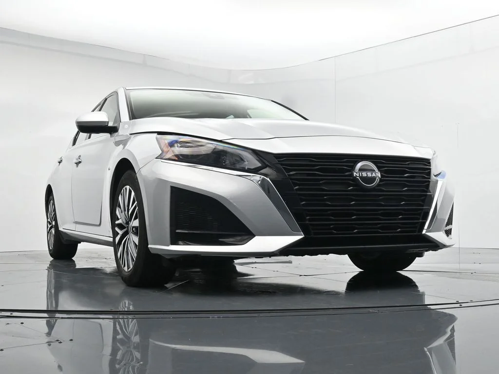 Used 2024 Silver Nissan 2.5 SV image 29