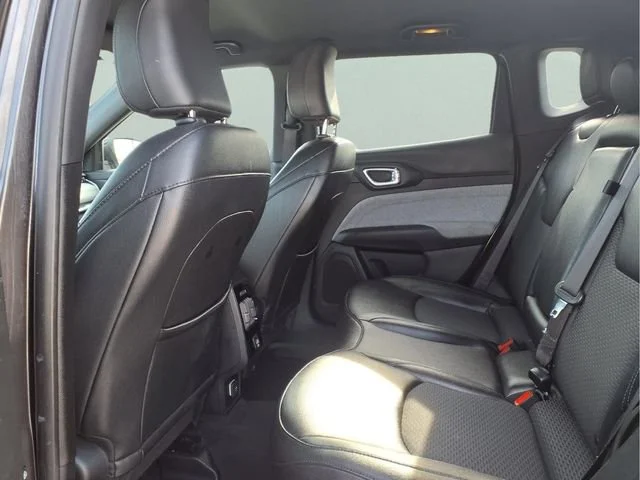 Used 2024  Jeep Latitude image 21