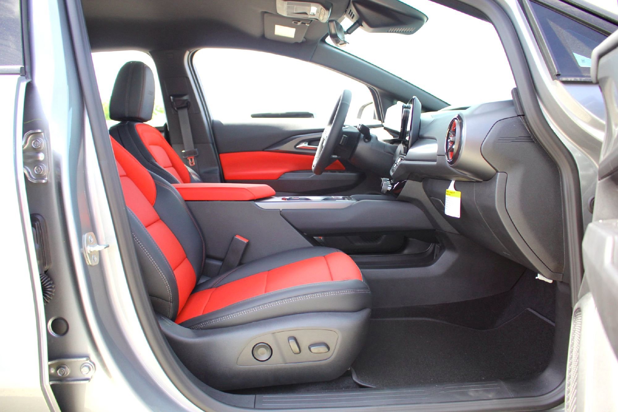 2025 Chevrolet Equinox EV RS - Photo 14