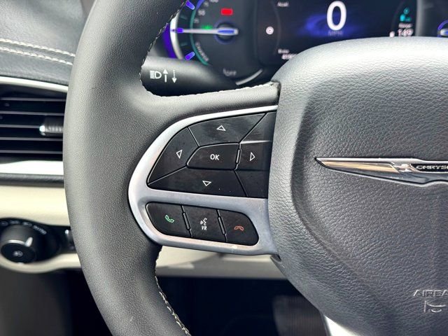 Used 2024 White Chrysler Select image 23