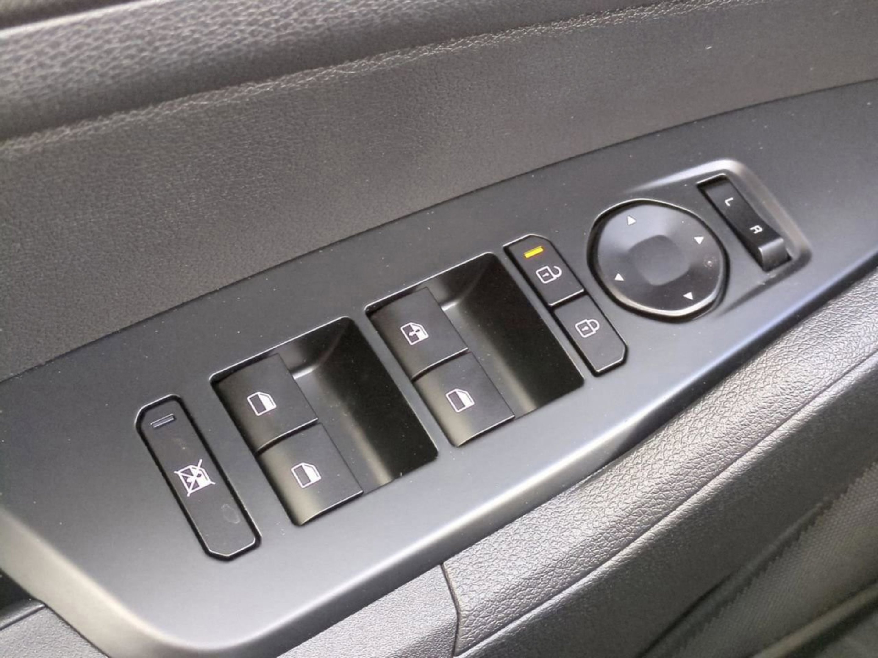 New 2026 Snow White Pearl Kia S image 26